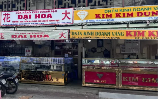 Cảnh khác lạ khi giá vàng giảm không ngừng