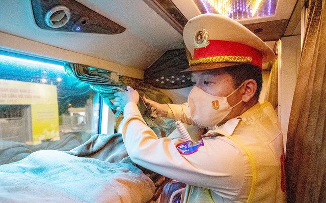 Sau nhiều tai nạn, cảnh sát giao thông kiểm tra loạt xe khách, tài xế không tìm thấy dụng cụ an toàn