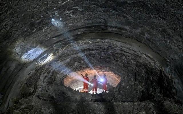 Láng giềng Việt Nam thả cỗ máy khổng lồ xuống nước, khoan xuyên nhiều lớp đất đá, lộ diện 'kỳ quan' chưa từng có dưới con sông dài thứ 3 thế giới