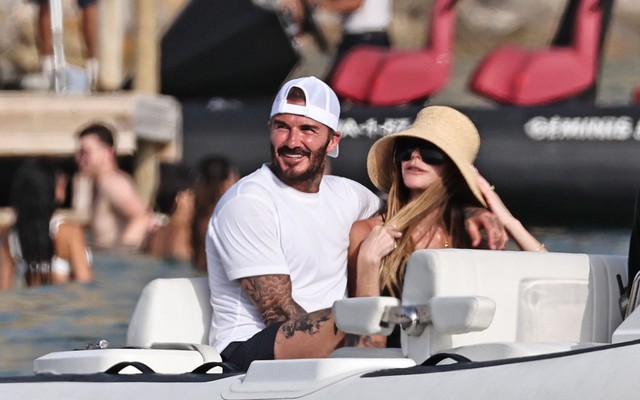 Beckham tình tứ ôm Victoria trên du thuyền, nàng WAG khoe vóc dáng nuột nà ở tuổi 52