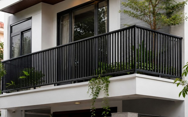 Vì sao ngày càng nhiều gia đình không còn chọn lan can inox? 2 loại vật liệu đang dần trở thành xu hướng mới