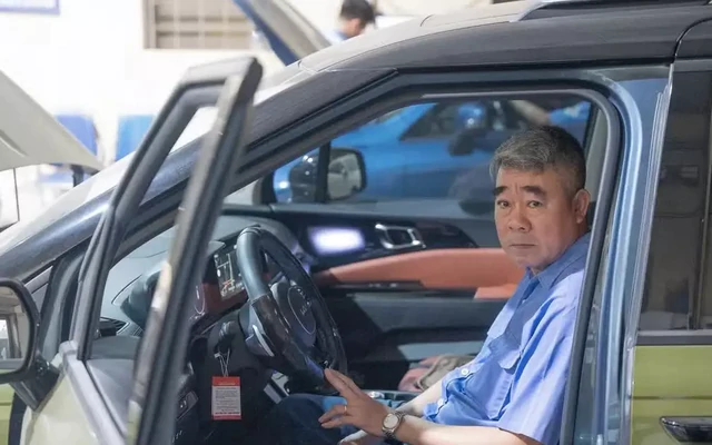 Vì sao chưa bỏ 'đạp thốc ga' khi kiểm định khí thải ô tô?