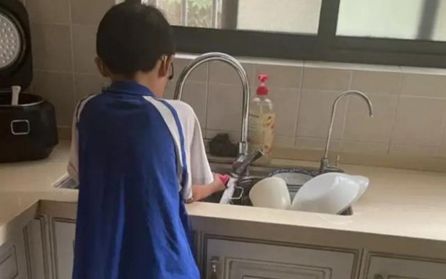 Đáng buồn nhất không phải con cái tiêu tiền của cha mẹ vô tội vạ, mà là kiểu con cái đã tiêu tiền còn hành xử như này!