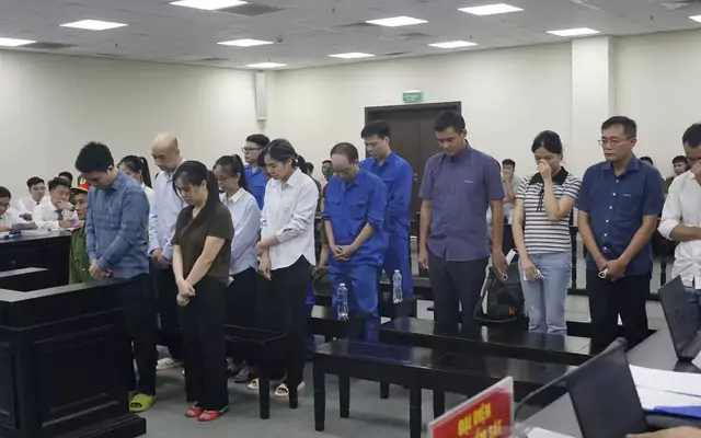 2 cựu cán bộ Hải quan hầu tòa vì nhận hối lộ để doanh nghiệp thông quan hàng trái quy định