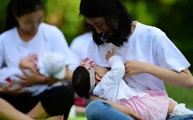 Bị mỉa mai là "nghèo đến mức tằn tiện" vì không mua sữa công thức mà cho con bú: Mẹ bỉm ở biệt thự đáp trả cực gắt