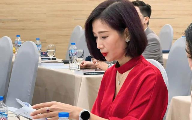 Nữ nghệ sĩ U50 có chồng là đại gia đình đám tuyên bố: "Giờ chồng đi đâu mình cứ bám càng đi theo"
