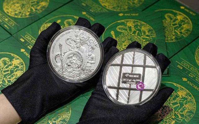 Lo ngại FED tăng lãi suất, giá bạc giảm mạnh hơn 2 triệu đồng/thỏi
