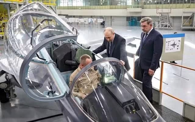 Tổng thống Putin ấn tượng trước đặc tính ưu việt của máy bay Yak-130M nâng cấp