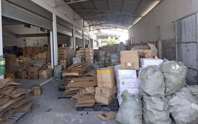 1 trung tướng chỉ huy cuộc đột kích, phát hiện đường dây nhập lậu dầu gội và sữa rửa mặt giả, tịch thu gần 120.000 sản phẩm