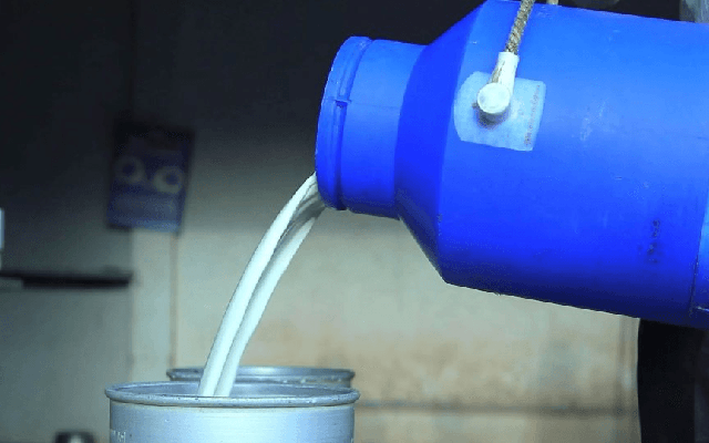 Đột kích một nhà máy, triệt phá đường dây sản xuất hơn 2 triệu lít sữa tươi giả, dùng 230.000 kg sữa bột kém chất lượng cùng tạp chất để pha