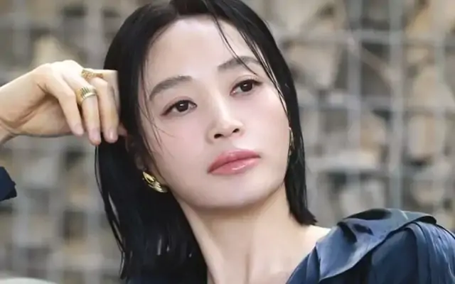 'Nữ hoàng sexy' Kim Hye Soo nóng bỏng ở tuổi 56