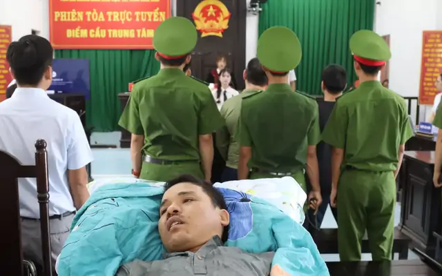 Nạn nhân vụ 'bị đánh đến thân tàn ma dại’ ở Đắk Lắk nằm trên cáng dự toà