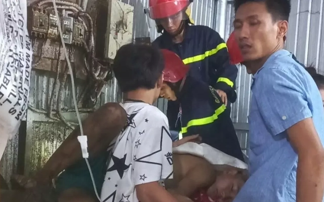 Khẩn cấp cứu nam thanh niên bị mắc kẹt cánh tay trong máy tái chế nhựa