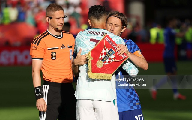 Những cái ôm giữa đại chiến, Ronaldo giờ gánh thêm giấc mơ của Luka Modric!