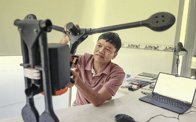 Nhét gọn vào ba lô cá nhân, mang 4 camera, sức nâng lên đến 15kg: Thiết bị do Tiến sĩ Việt tạo ra đã vượt 'khe cửa hẹp' của Bộ Chiến tranh Mỹ
