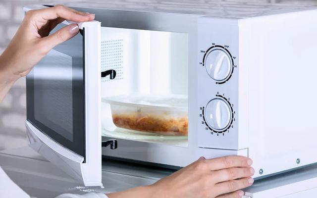 5 thói quen khi dùng lò vi sóng cần bỏ ngay