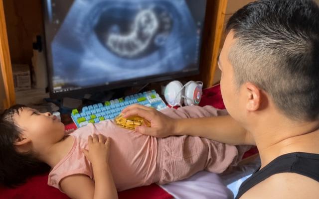 Đoạn clip ghi lại cảnh bố... siêu âm cho con gái "gây bão" MXH: Người khen cách dạy dỗ sáng tạo, người chê "lừa dối trẻ con"!