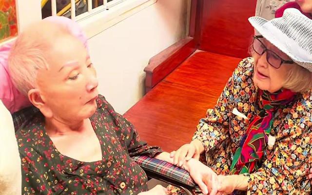 NSƯT Diệu Hiền nắm chặt tay nghệ sĩ Hồng Nga bị mất trí nhớ, bật khóc: "Trời ơi"