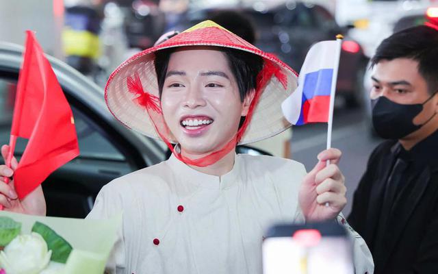 Nữ MC nổi tiếng bật khóc trước 10 triệu của Đức Phúc