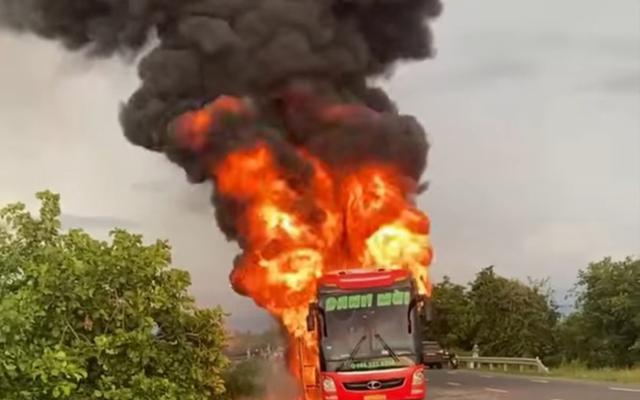 Cháy xe khách trên đường Hồ Chí Minh, hành khách may mắn thoát hiểm