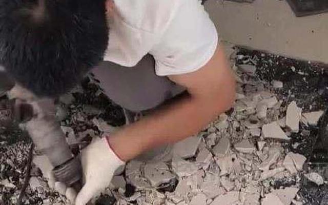 Con trai đi chân trần phát hiện điều lạ dưới nền nhà, người đàn ông vội gọi thợ đập gạch rồi tái mặt