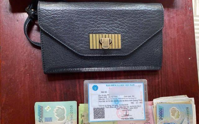 Tiếp viên đường sắt phát hiện túi xách chứa nhiều tờ tiền từ 2.000đ đến 500.000đ trên một chuyến tàu