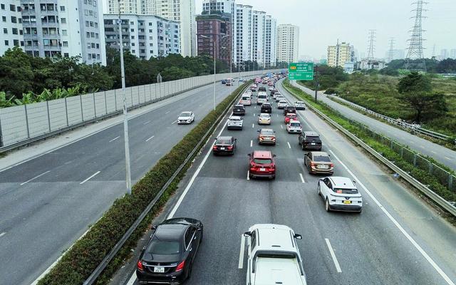Vì sao Cục CSGT đề xuất dùng làn sát dải phân cách giữa trên cao tốc để vượt xe?