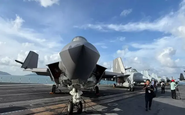 Ngắm dàn tiêm kích khủng trên tàu sân bay USS George Washington đang ở Đà Nẵng