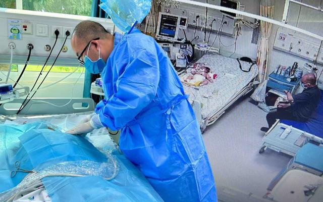 Bác sĩ TP.HCM nghẹn lòng trước tâm nguyện mang theo đôi dép của 1 người mẹ trước lúc qua đời: "Tôi có viết vào cuốn hồi kí Covid, nhưng chưa bao giờ đọc lần 2…”