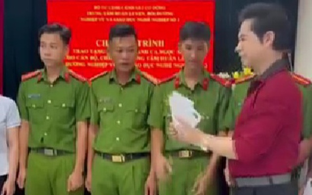 Ngọc Sơn tặng quà cho các chiến sĩ công an có hoàn cảnh khó khăn