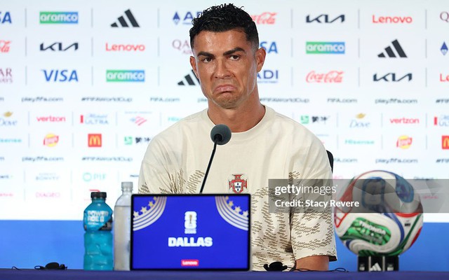Ronaldo chỉ thẳng mặt phóng viên: "Đúng! Là anh đó! Tôi biết anh ghét tôi!"