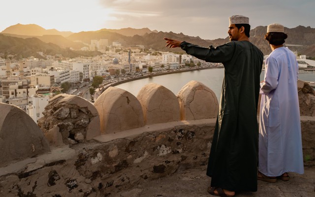 Oman toan tính điều gì?
