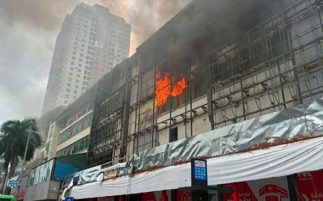 Cháy ngùn ngụt ở siêu thị điện máy cũ trên phố Hà Nội