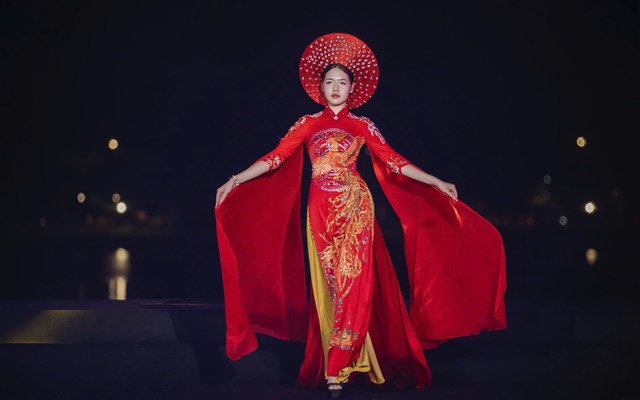 Mẫu nhí sinh năm 2010 Bảo Hân làm vedette cho NTK Cao Thu Vân tại Huế