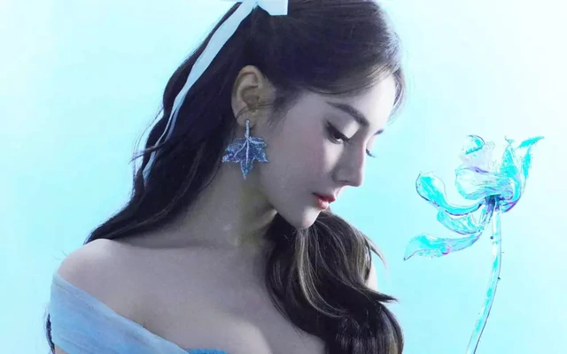 Địch Lệ Nhiệt Ba mặc quá hở