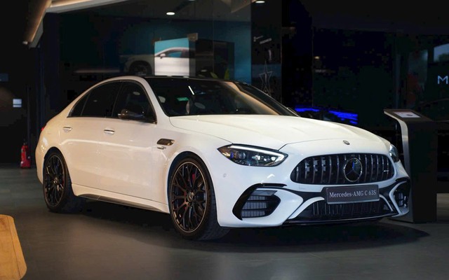 Hàng hiếm Mercedes-AMG C 63 mới 100% giảm cả tỷ đồng: Chỉ có 5 chiếc tại VN, khó 'đụng hàng' với C-Class trên đường, máy 2.0L mạnh gần 700 mã