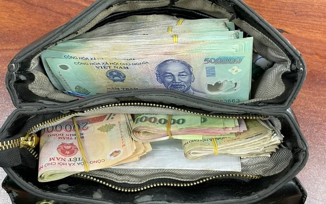 Bố chồng đưa chiếc túi da đầy tiền nhờ giữ giúp khiến tôi lo đến mất ngủ, 1 tuần sau đã gặp ngay rắc rối