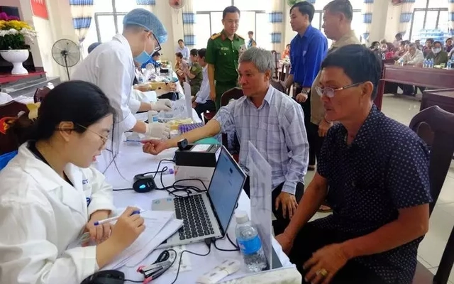 Lấy mẫu ADN hai người nhận là em ruột của liệt sĩ Huỳnh Văn Quên