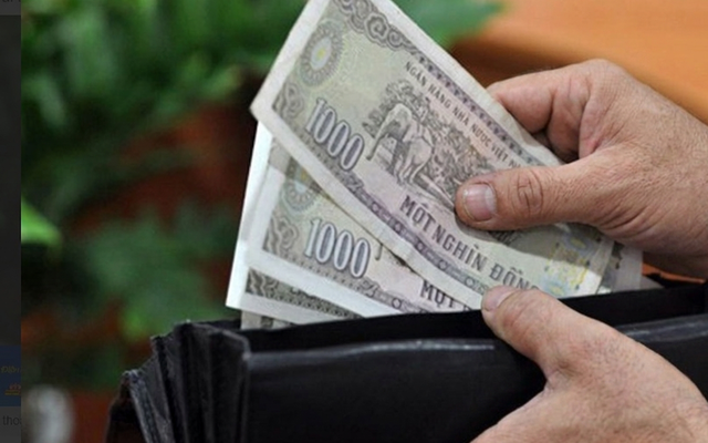 Nhìn chồng mở ví, móc sạch cả tiền lẻ cho em trai mà tôi "cạn lời", cay cú hơn cả là hành động của em sau khi nhận tiền