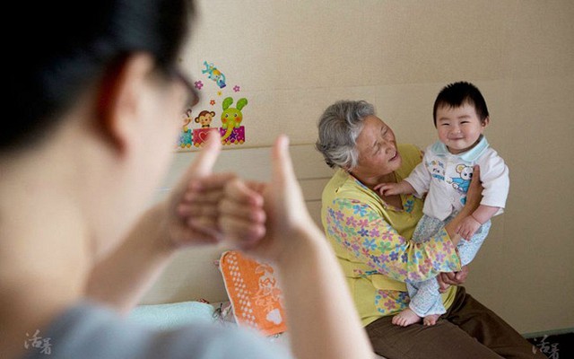Dù tin hay không, gia đình nào có thêm cháu, người già đều sẽ có 4 sự thay đổi này