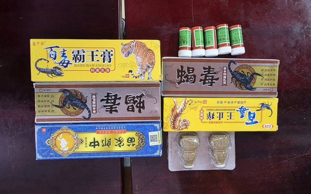 Công an kiểm tra 2 quầy hàng ở chợ phiên, thu giữ loạt sản phẩm lạ in chữ nước ngoài