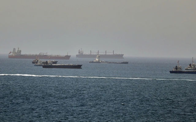 Tàu dầu bốc cháy gần Hormuz, Mỹ cáo buộc Iran là thủ phạm
