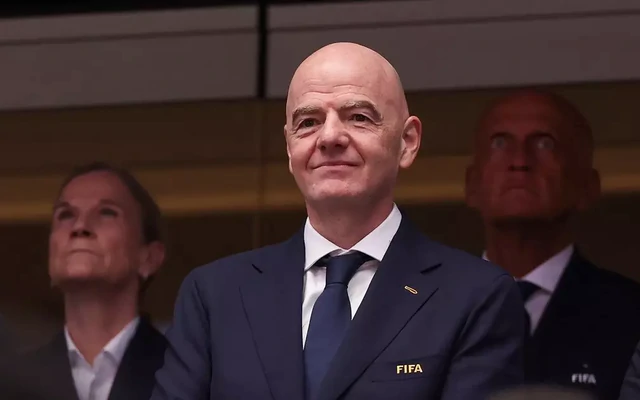 Chủ tịch FIFA hứng chịu sức ép từ chức vì vụ Balogun