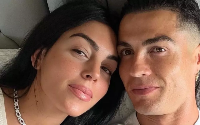 Bạn gái Ronaldo tặng quà vợ Messi