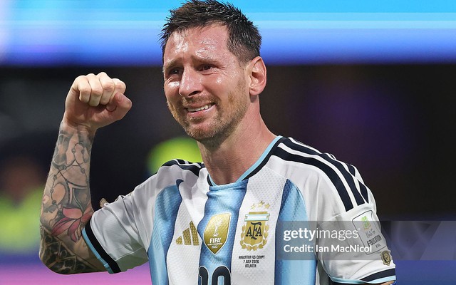 Đưa Argentina từ cõi chết trở về, Messi lại chứng minh điều khiến cả thế giới phải ngả mũ