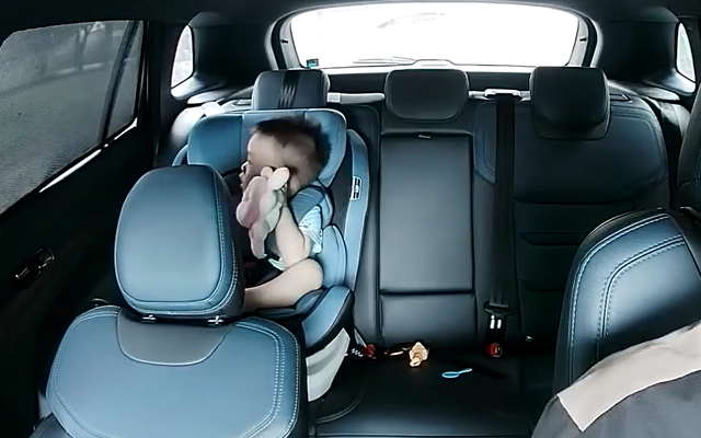 Camera ghi lại bên trong 1 ô tô có ghế trẻ em, có gì mà khiến nhiều người giật mình?