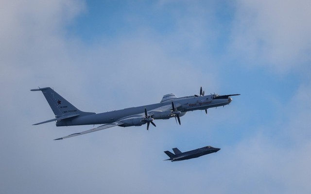 Căng thẳng nghiêm trọng khi Tu-142 của Nga thả phao sonar gần tàu sân bay Anh