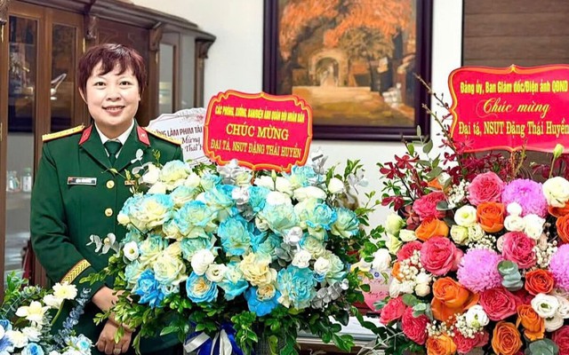 Nữ đạo diễn phim 714 tỷ đồng vừa được thăng hàm Đại tá là ai?