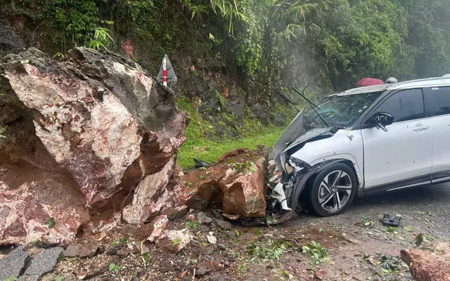 Khối đá lớn rơi trúng một chiếc Toyota đang di chuyển ở Sơn La