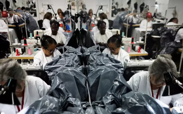 Xưởng thời trang chuyển sang may túi đựng thi thể sau thảm họa động đất Venezuela
